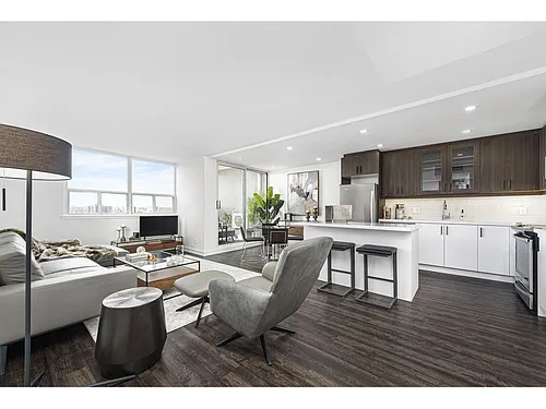 2465 Hurontario St Photo 1