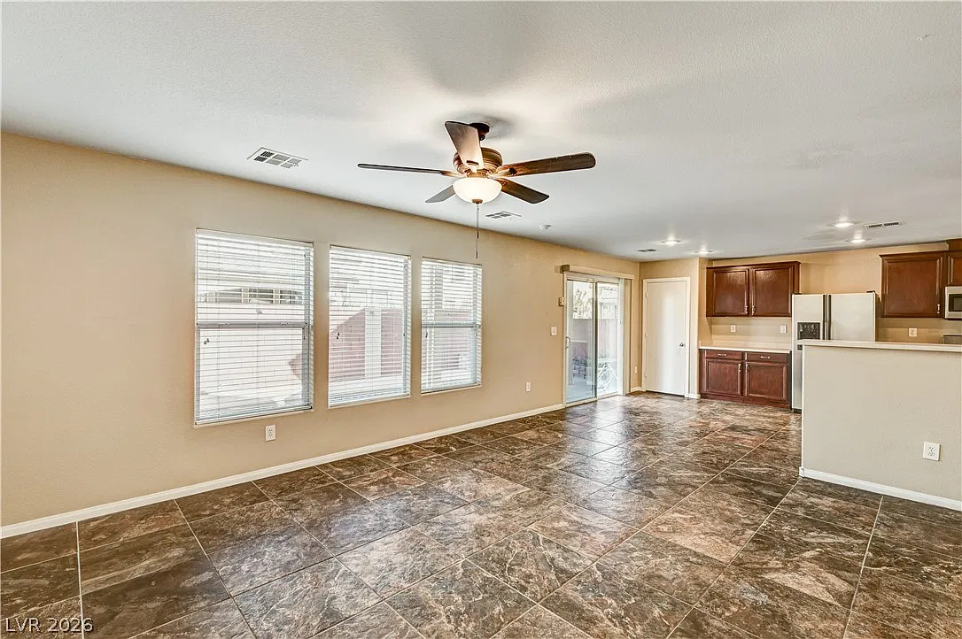 3 bed, 2.5 bath, 1751 sqft, $2,240 — Photo 3