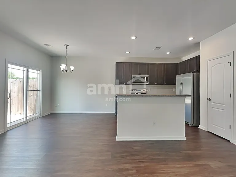 137 Caledonia Dr — Photo 4