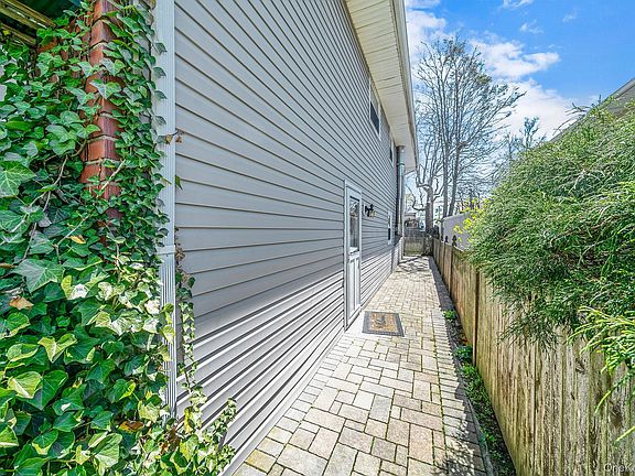 2nd image of 202 N Hickory Street