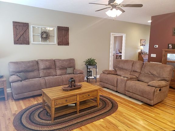 3rd image of 142 Twin Forks Ln
