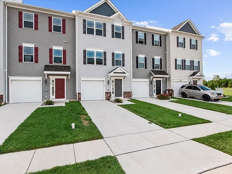 3 bed, 2.5 bath, 1922 sqft, $2,500 — Photo 2