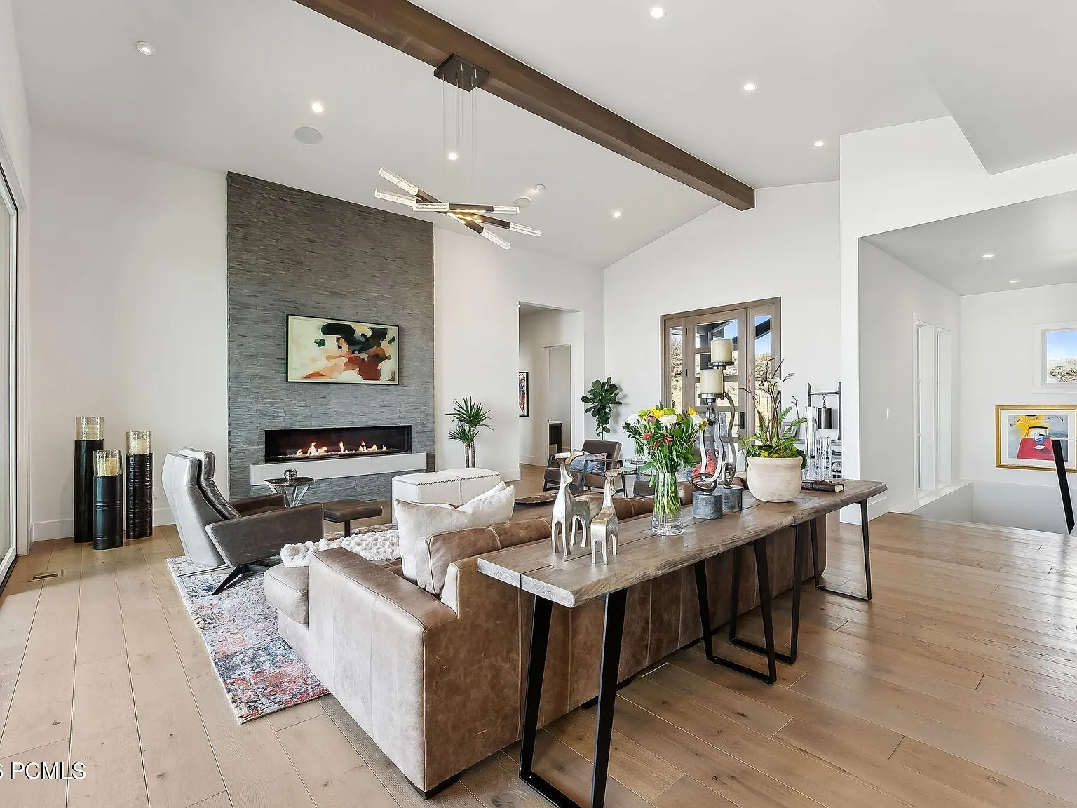 5 bed, 6.5 bath, 7128 sqft, $27,000 — Photo 2