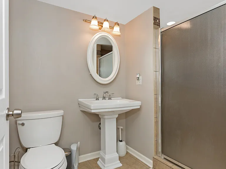 905 Parliament Ave — Photo 22
