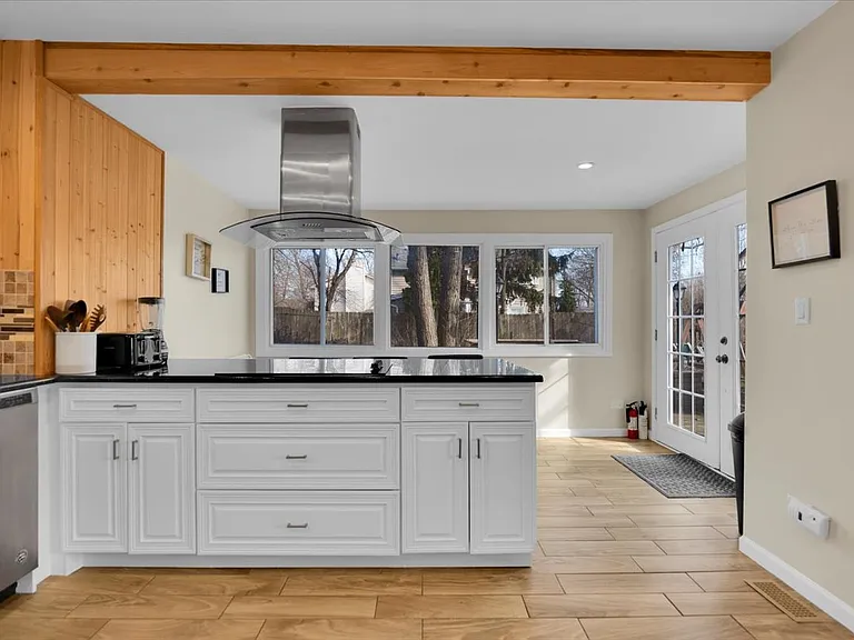 49 N Lake Ave — Photo 10