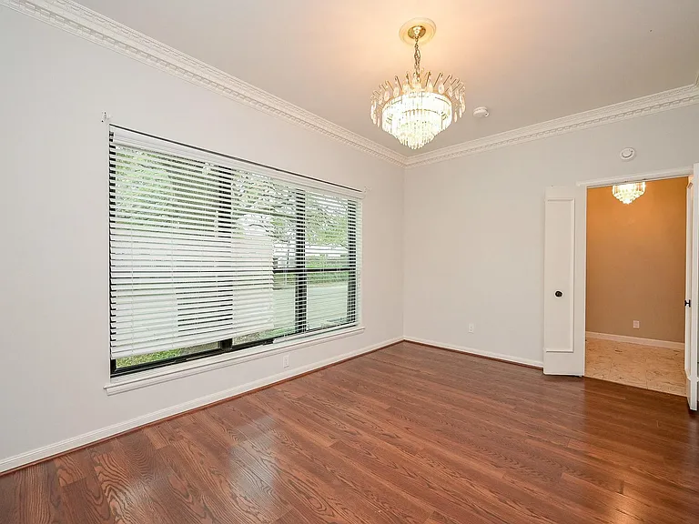 573 N Post Oak Ln — Photo 6