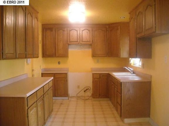 5th image of 826 W 11th St
