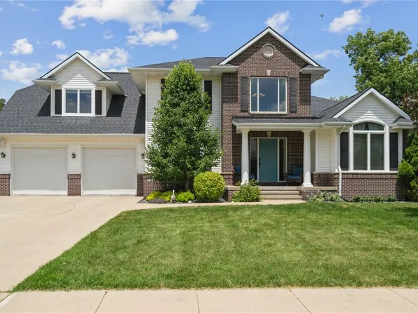 3820 Richland Dr NW, Cedar Rapids, IA 52405