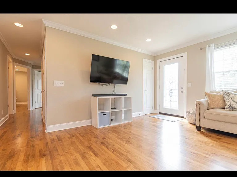 911 Crest Dr — Photo 8