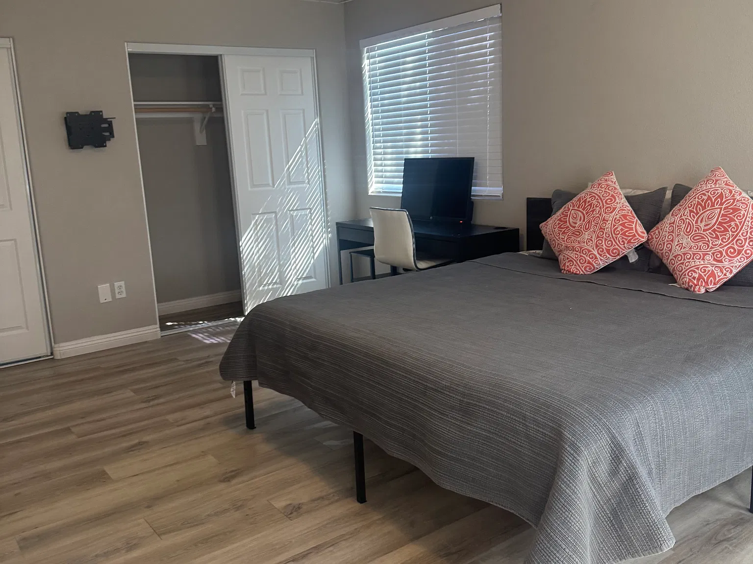 1 bed, 1644 sqft, $875 — Photo 2