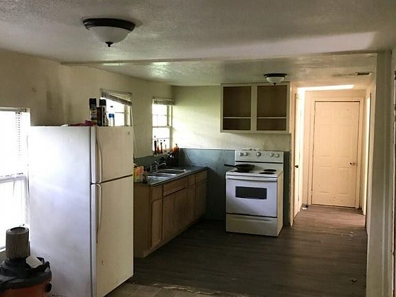 4th image of 2145 Thomas Ct