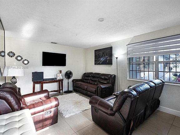 3rd image of 1519 NW 40th St