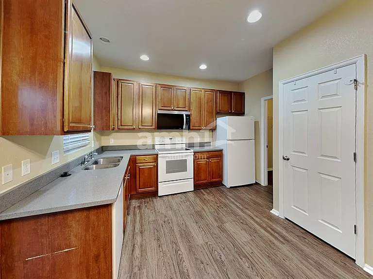 209 Homestead Way — Photo 3