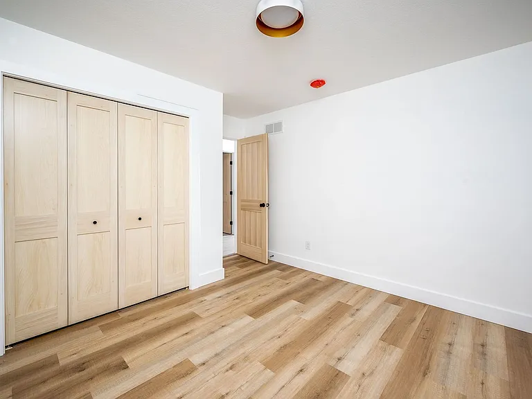 2046 Noble Dr — Photo 10