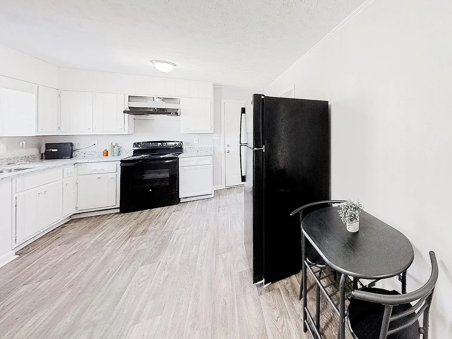 4 bed, 3.0 bath, 2402 sqft, $607 — Photo 4