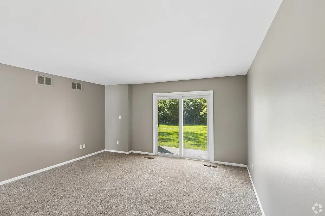 Amherst Manor Apartments — Photo 4