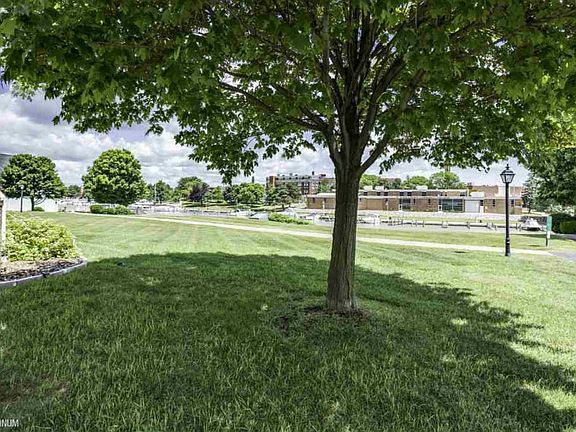 3rd image of 805 E Pointe Dr