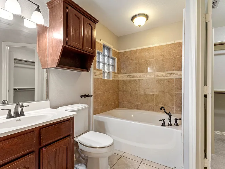 610 Violet Ln — Photo 12