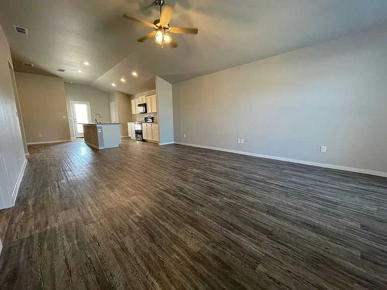 2140 N Texas Ave — Photo 3