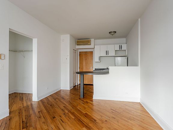 5th image of 840 W Montrose Ave #202