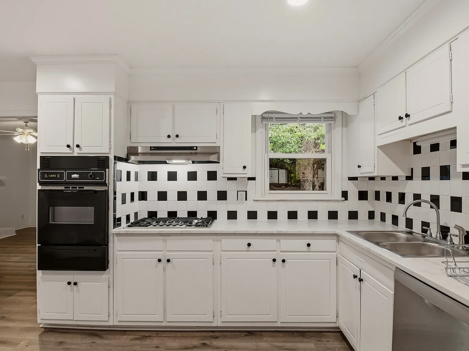 4 bed, 1827 sqft, $2,375 — Photo 3