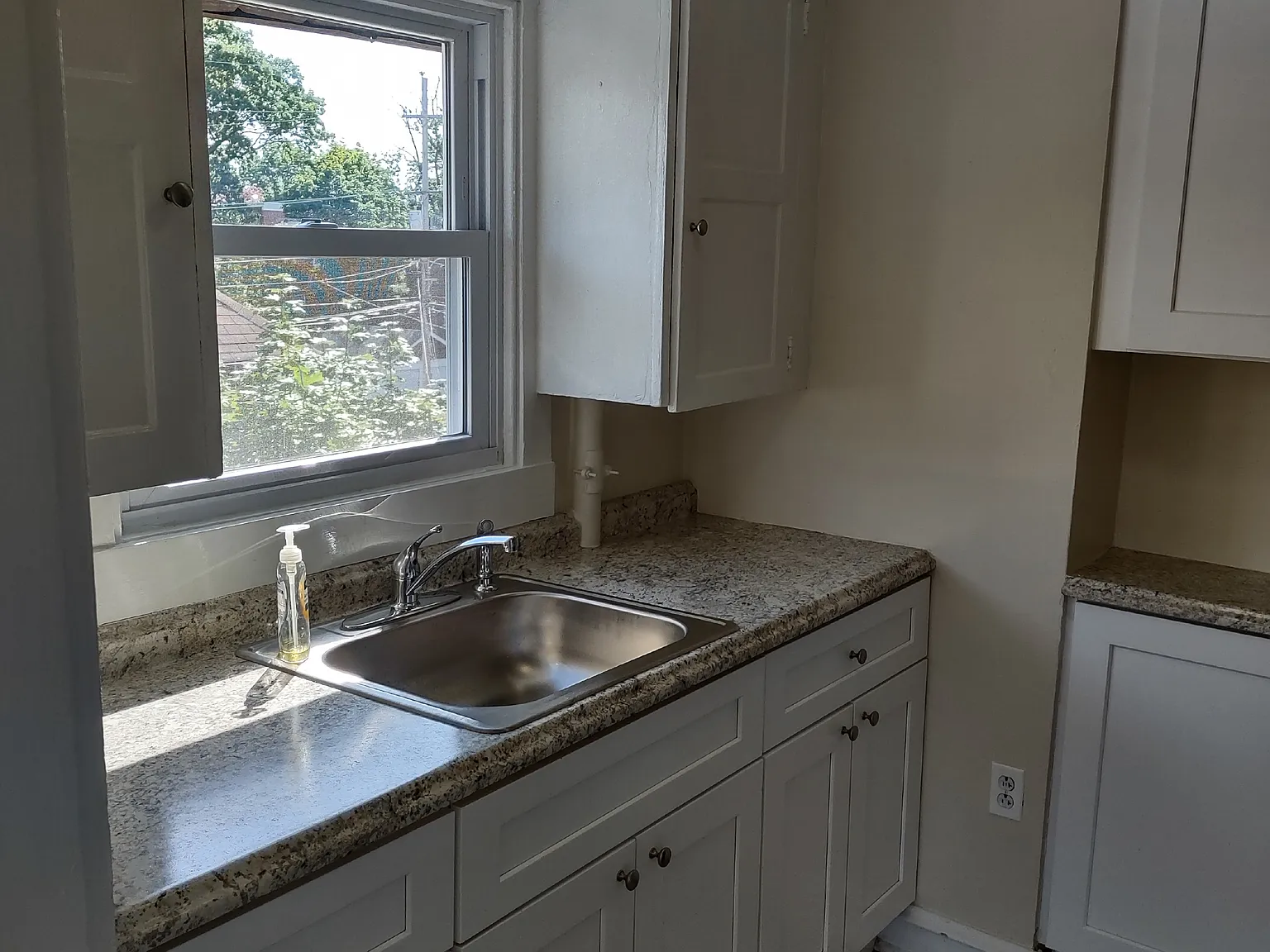 2 bed, 950 sqft, $2,025 — Photo 2