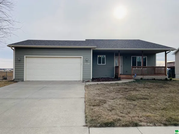 1710 Country Club Dr, Elk Point, SD 57025