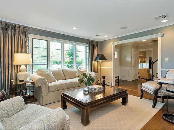 4th image of 6 Vanderbilt Ln