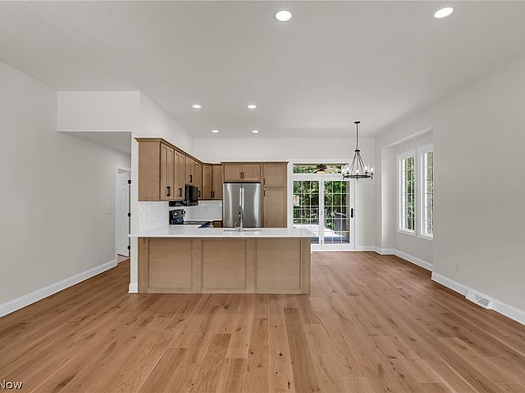5th image of 623 Bridgeview Ave