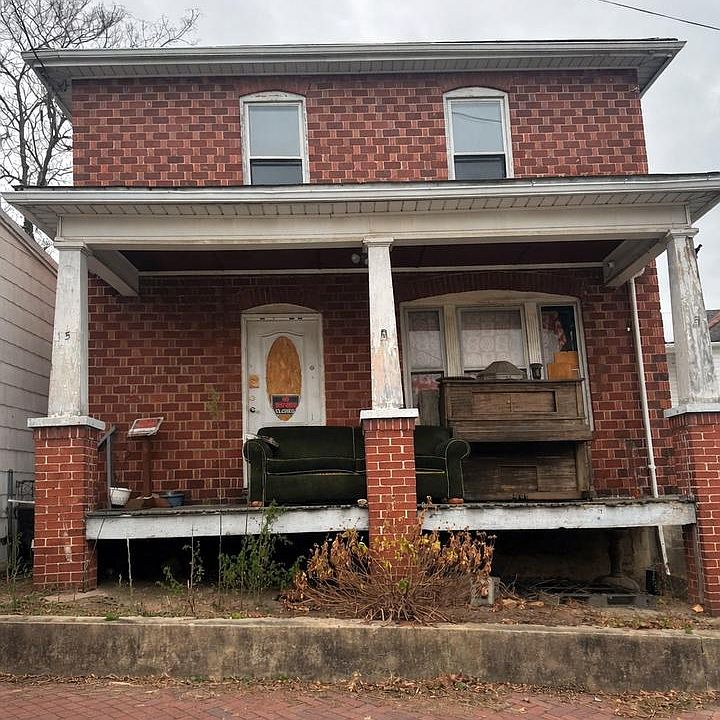 2nd image of 15 W 2nd St