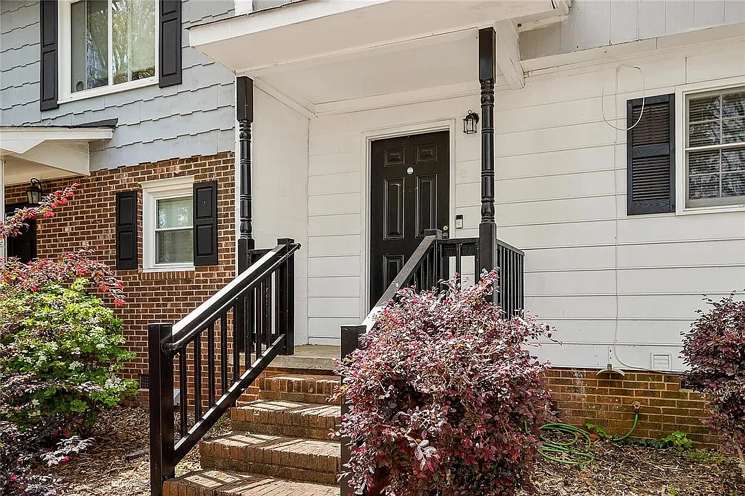 3 bed, 1.5 bath, 1250 sqft, $1,300 — Photo 3