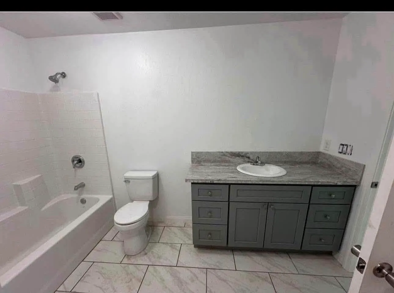 3 bed, 1000 sqft, $1,700 — Photo 4