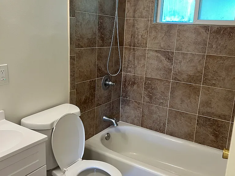 204 Talisman Dr — Photo 28