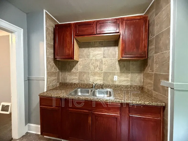 3 bed, 1.0 bath, 1223 sqft, $1,400 — Photo 3