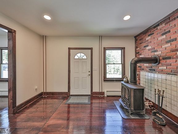 3rd image of 441 Maple Ave