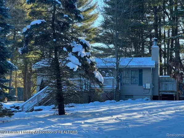 8775 Hidden Lake Dr, Howell, MI 48855