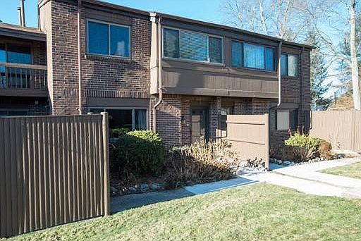 1st image of 17 Meadowood Dr