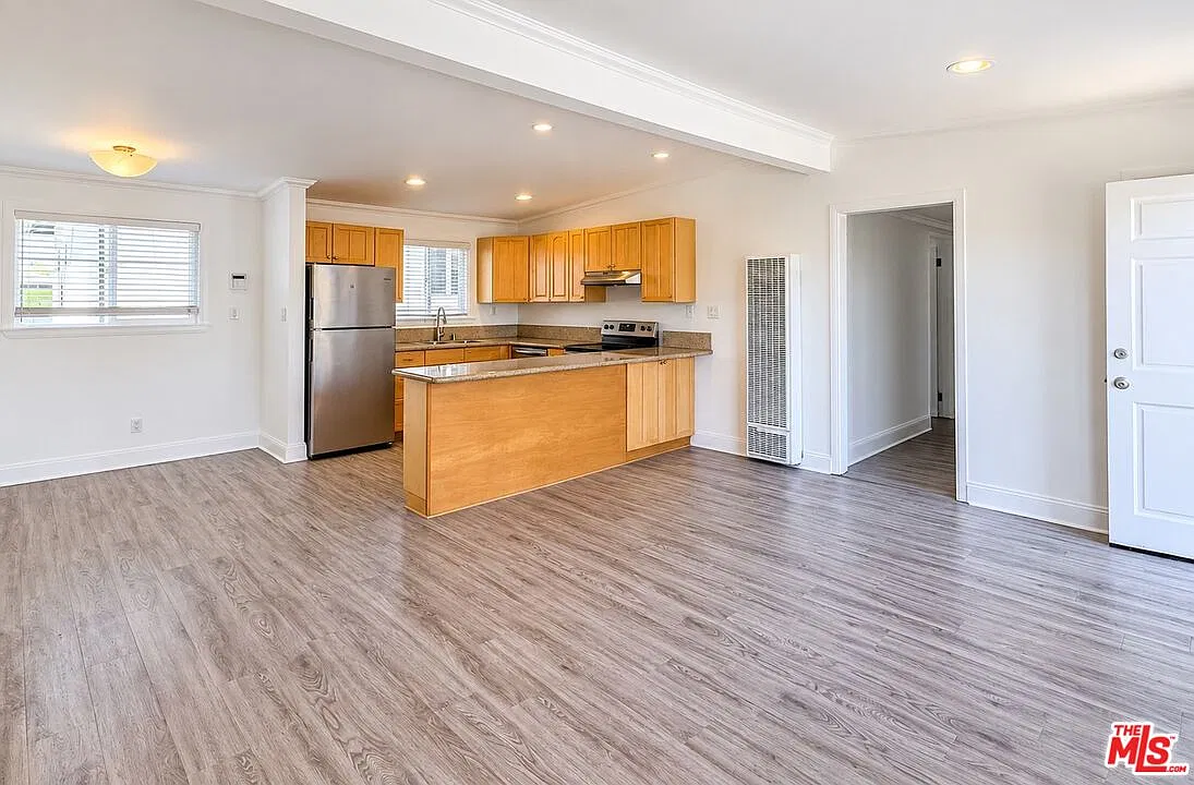 3 bed, 1.0 bath, 1000 sqft, $4,500 — Photo 2