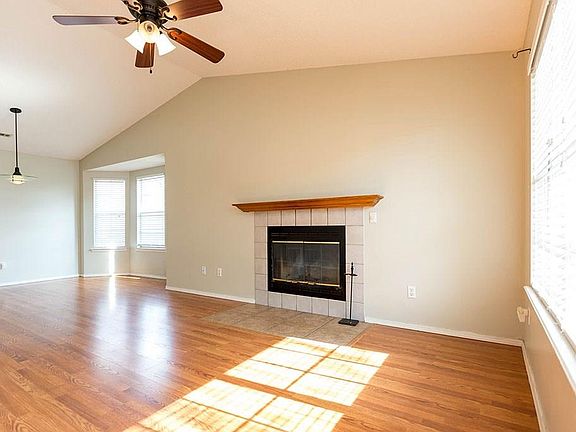 4th image of 3120 W Essex Dr