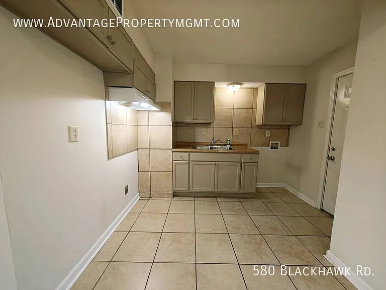 580 Blackhawk Rd — Photo 4