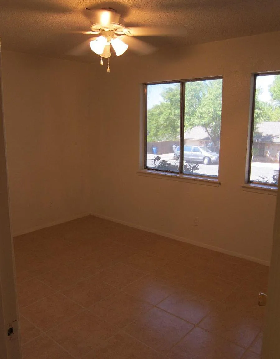 3 bed, 1100 sqft, $1,725 — Photo 2