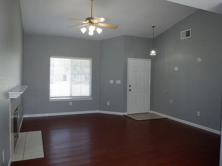530 Las Colinas St — Photo 2