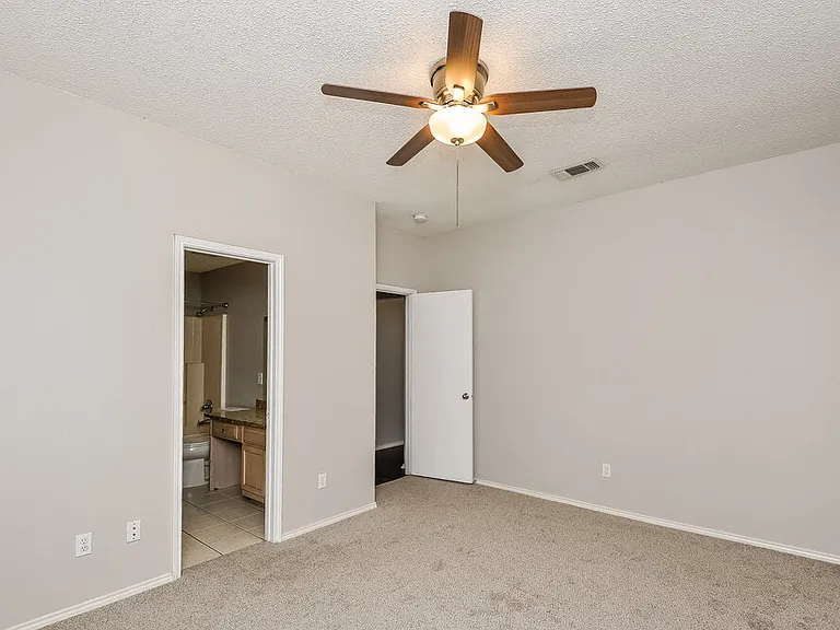 1040 Glencrest Dr — Photo 11