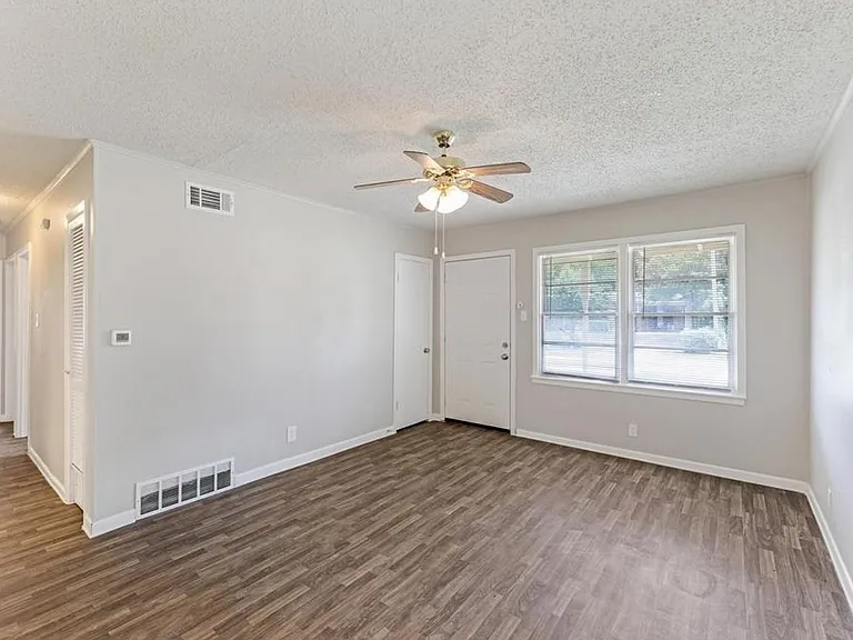 4713 Laverda Dr — Photo 19