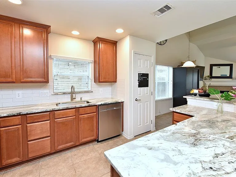 7215 Ravenswood — Photo 9