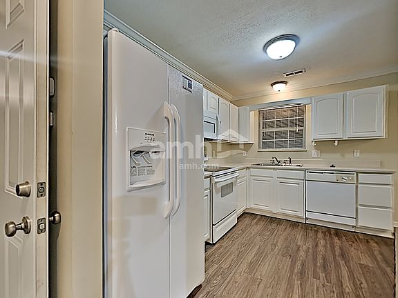 4th image of 2000 Farmstead Ln