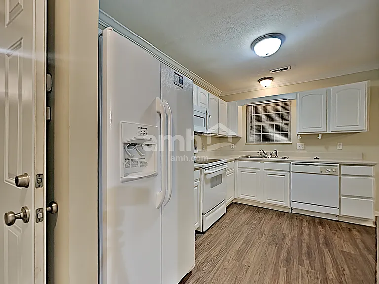 2000 Farmstead Ln — Photo 4