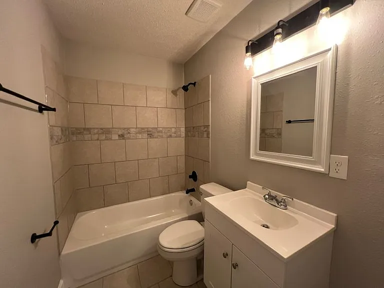 2724 Enterprise Ave — Photo 3