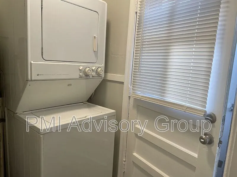 2 bed, 1.0 bath, 720 sqft, $1,050 — Photo 2