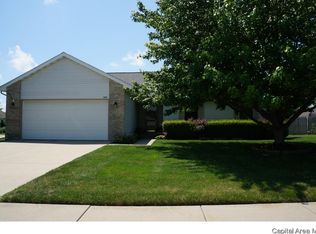 828 Whispering Pines Dr, Chatham, IL 62629